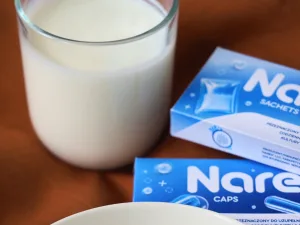 Narex Sachets i Narex Caps ze szklanką mleka